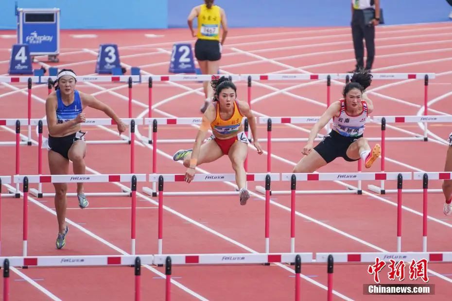 第一屆全國學(xué)生(青年)運動會田徑女子大學(xué)乙組100米欄決賽中，吳艷妮輕松奪冠。圖為吳艷妮在比賽中。陳冠言 攝