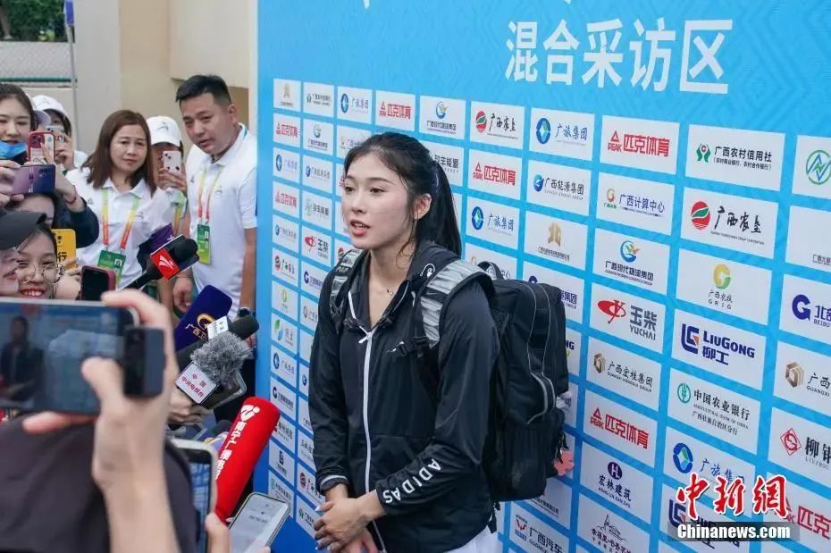 圖為吳艷妮在10日比賽結(jié)束后接受媒體采訪。陳冠言 攝