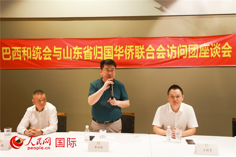 中國僑聯(lián)副主席、山東省僑聯(lián)主席李興鈺（中）在座談會上致辭。人民網記者 陳海琪攝