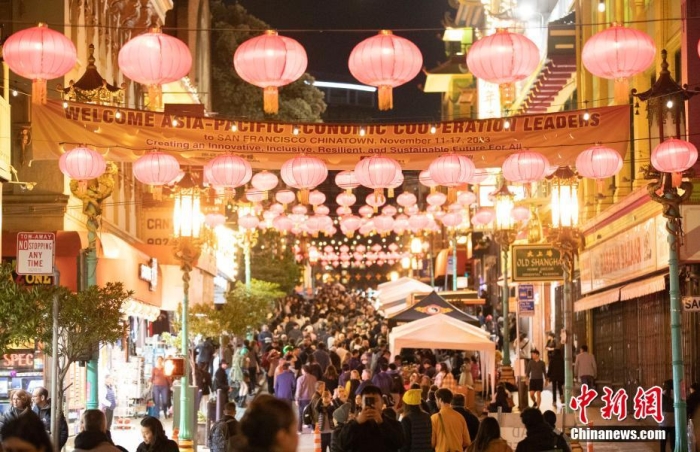 當(dāng)?shù)貢r間11月10日，美國舊金山唐人街夜市人頭攢動。亞太經(jīng)合組織(APEC)第三十次領(lǐng)導(dǎo)人非正式會議將在舊金山舉行，當(dāng)?shù)靥迫私钟媱澟e辦包括夜市在內(nèi)的多場活動，以吸引與會者、游客和市民的光顧。<a target='_blank' href='/'><p  align=