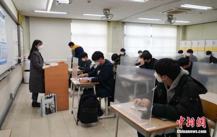 12月3日，延遲近一個月的韓國高考舉行。據(jù)韓國教育部消息，今年考生約49.34萬人，創(chuàng)歷史最低紀錄。圖為在首爾某考點內(nèi)，考桌上設(shè)有隔板。