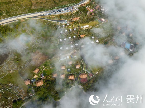 航拍掩映在晨間薄霧中的“花都里·化屋野奢度假營地“。人民網(wǎng) 陽茜攝