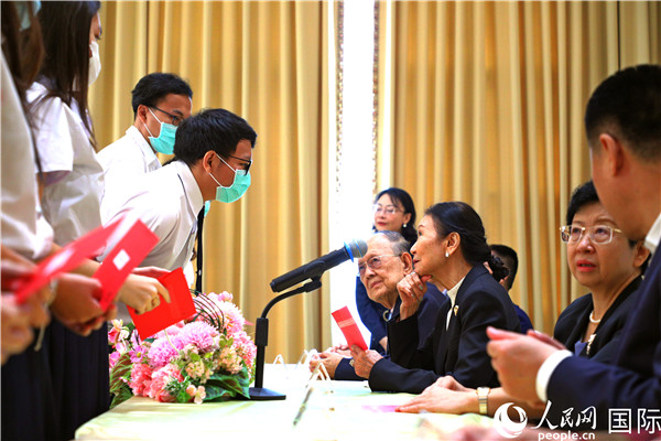 圖為獎(jiǎng)助學(xué)金頒發(fā)現(xiàn)場。人民網(wǎng)記者 白元琪攝