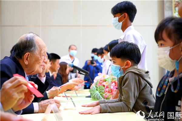 圖為獎(jiǎng)助學(xué)金頒發(fā)現(xiàn)場。人民網(wǎng)記者 白元琪攝