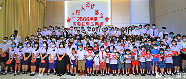 圖為出席嘉賓和現(xiàn)場獲獎(jiǎng)學(xué)生合影留念。人民網(wǎng)記者 白元琪攝