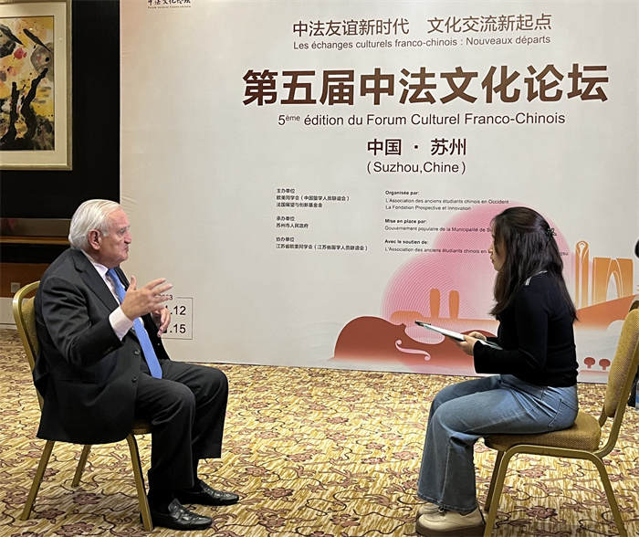 法國(guó)前總理、法國(guó)展望與創(chuàng)新基金會(huì)主席讓-皮埃爾·拉法蘭接受人民網(wǎng)的采訪。（國(guó)際在線供圖）