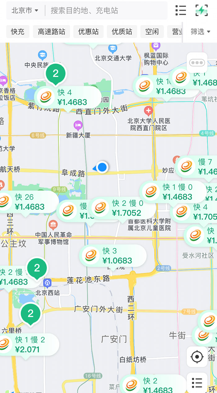 中新財經(jīng)查詢相關(guān)充電APP發(fā)現(xiàn)，電價平峰時段，快充樁的價格普遍在1.4元度左右。