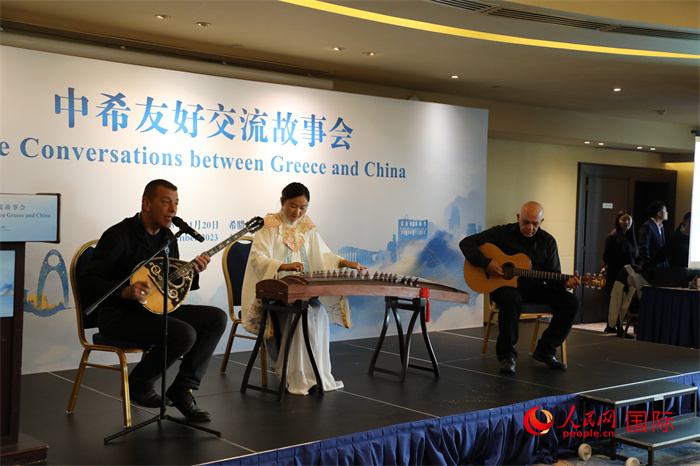 中希藝術(shù)家用古箏和布祖基琴演奏希臘著名歌曲《比雷埃夫斯的孩子》。   人民網(wǎng)記者 謝亞宏攝