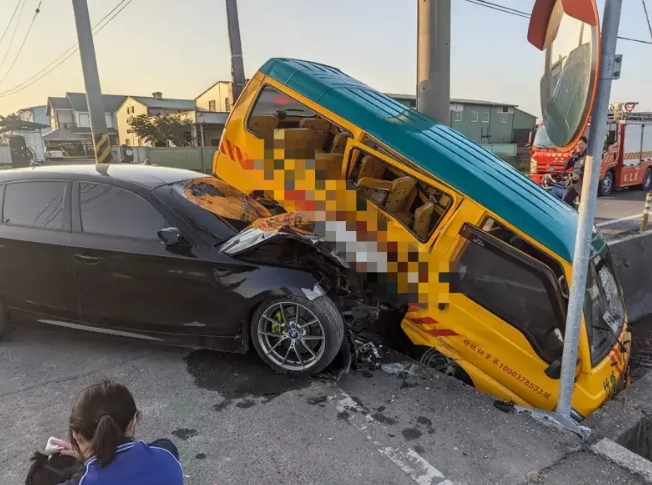 托兒所校車被轎車從側(cè)邊撞上，車體嚴(yán)重毀損。圖片來源：臺灣《聯(lián)合報》民眾供圖