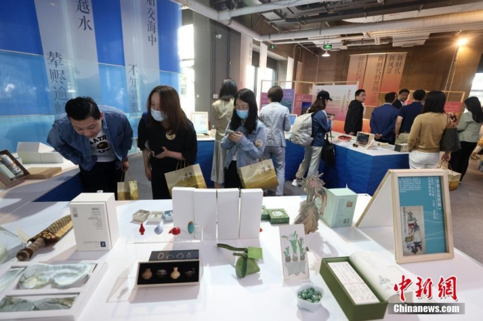 9月28日，“一帶一路，文明之橋”圖書文創(chuàng)展在北京圖書大廈開幕，圖為觀眾參觀展覽。<a target='_blank' href='/'><p  align=