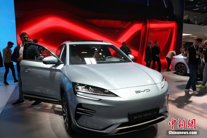 2023年德國國際汽車及智慧出行博覽會(IAA mobility)(亦簡稱慕尼黑國際車展)將于9月5日正式開幕。在9月4日舉行的媒體日，記者看到諸品牌紛紛攜“拳頭”產品亮相。圖為當日比亞迪SEAL U在歐洲首秀。<a target='_blank' href='/'><p  align=