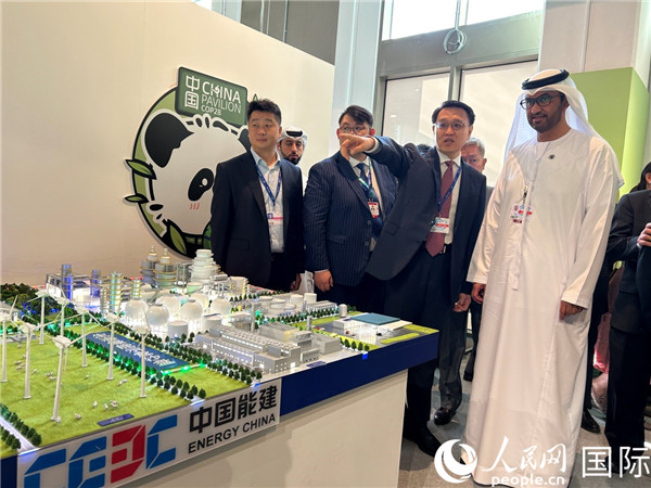 COP28主席蘇爾坦·賈比爾參觀中國角展示。人民網(wǎng)記者任皓宇攝