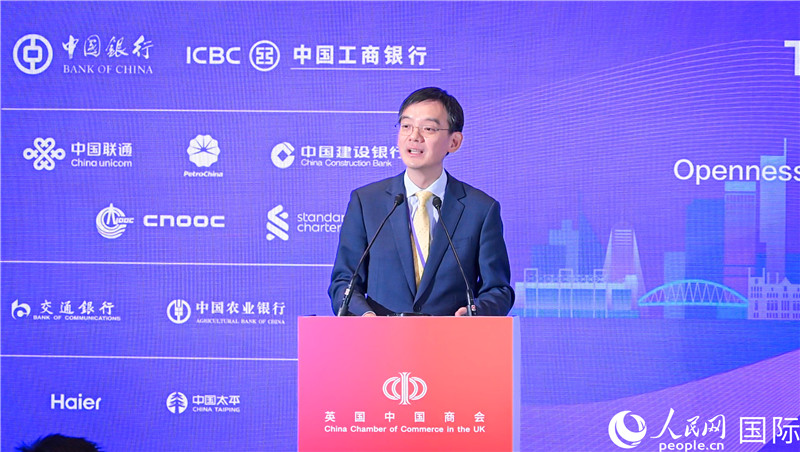 英國(guó)中國(guó)商會(huì)會(huì)長(zhǎng)、中國(guó)銀行倫敦分行行長(zhǎng)方文建 致歡迎辭。人民網(wǎng) 郭錦標(biāo)攝