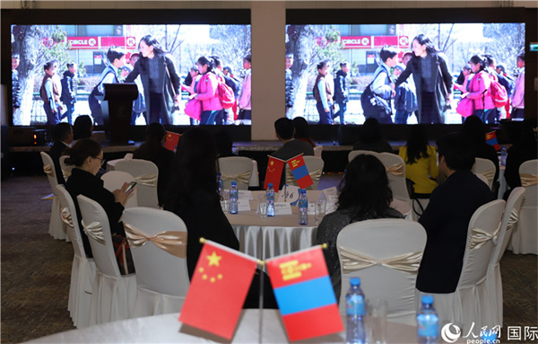 12月1日，活動(dòng)現(xiàn)場(chǎng)播放防治結(jié)核病宣傳短片。人民網(wǎng)記者 霍文攝