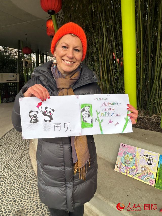 桑德拉和德國(guó)小朋友們的作品。右圖寫(xiě)著“祝福好運(yùn)，再見(jiàn) Pit和Paule（“夢(mèng)想”“夢(mèng)圓”的德語(yǔ)名字）”。人民網(wǎng)記者 徐馨攝