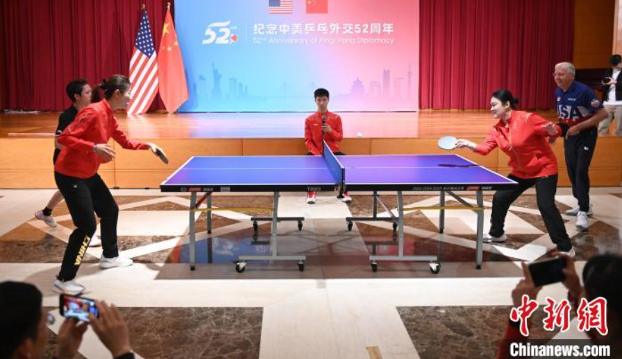 當(dāng)?shù)貢r(shí)間12月13日，中國駐美使館在華盛頓舉辦慶?；顒?dòng)紀(jì)念中美乒乓外交52周年。圖為丁寧、劉偉、戴爾等中美運(yùn)動(dòng)員上演混雙表演賽。中新社記者 陳孟統(tǒng) 攝