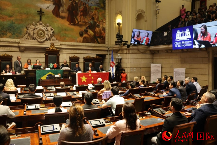 當(dāng)?shù)貢r間12月15日晚，巴西里約熱內(nèi)盧市議會在議會大廳舉行隆重儀式，向一批為推動巴西和中國友好合作做出突出貢獻(xiàn)的機(jī)構(gòu)、團(tuán)體和個人授予“杰出貢獻(xiàn)獎”。人民網(wǎng)記者 時元皓攝