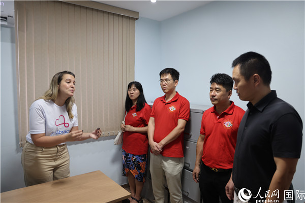 王尉育等人參觀并了解協(xié)會活動場所及設(shè)施。人民網(wǎng)記者 時元皓攝