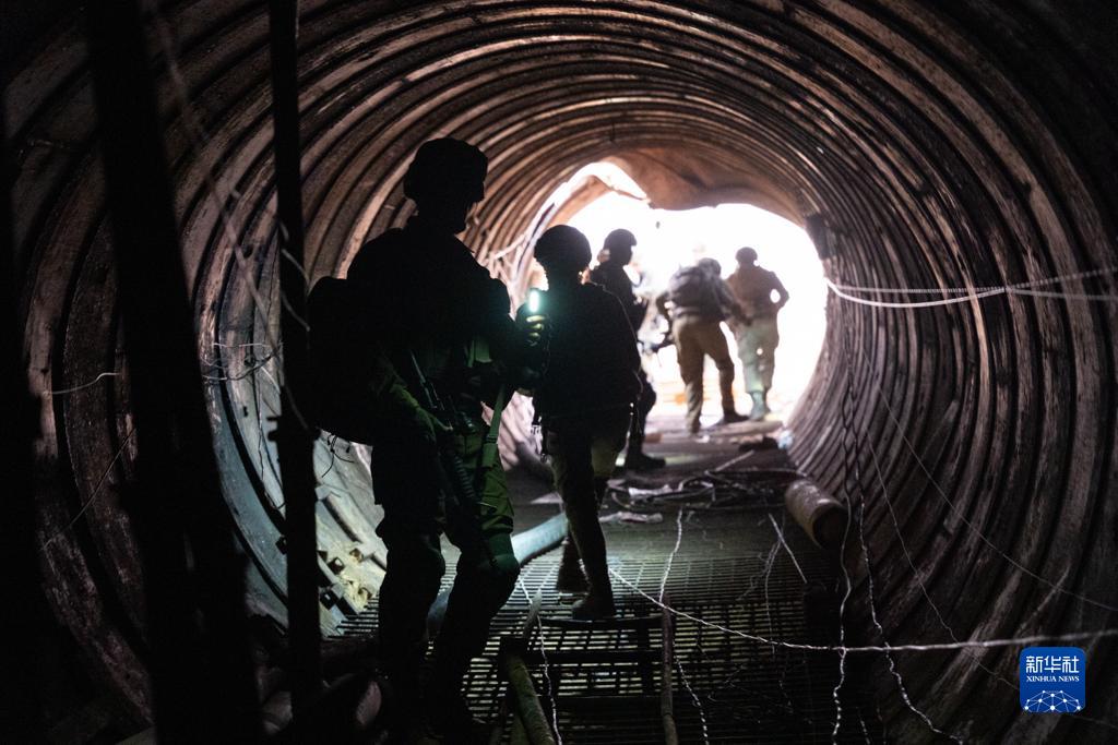 這張以色列國(guó)防軍12月17日發(fā)布的照片顯示，以軍地面部隊(duì)在加沙地帶發(fā)現(xiàn)一處大型地下隧道。新華社發(fā)
