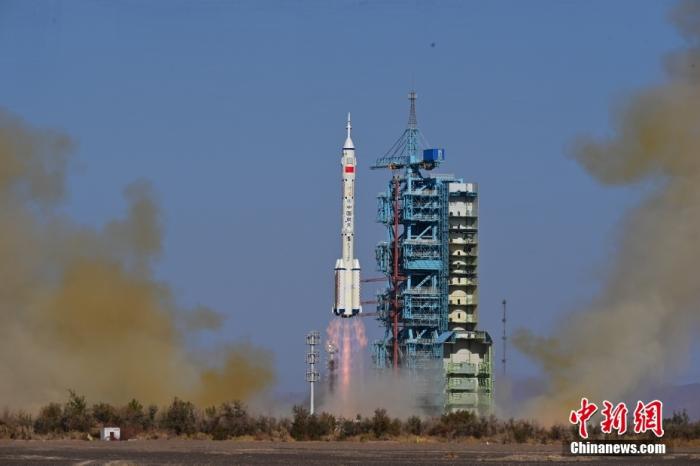 資料圖：北京時間2023年10月26日11時14分，搭載神舟十七號載人飛船的長征二號F遙十七運載火箭在酒泉衛(wèi)星發(fā)射中心點火發(fā)射。汪江波 攝