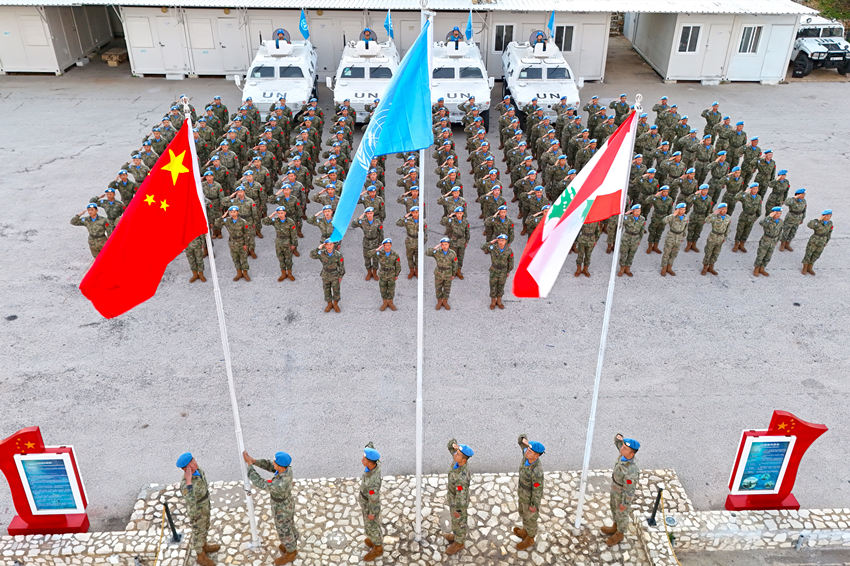 1月1日，中國第22批赴黎巴嫩維和官兵們舉行升旗儀式。胡光明攝