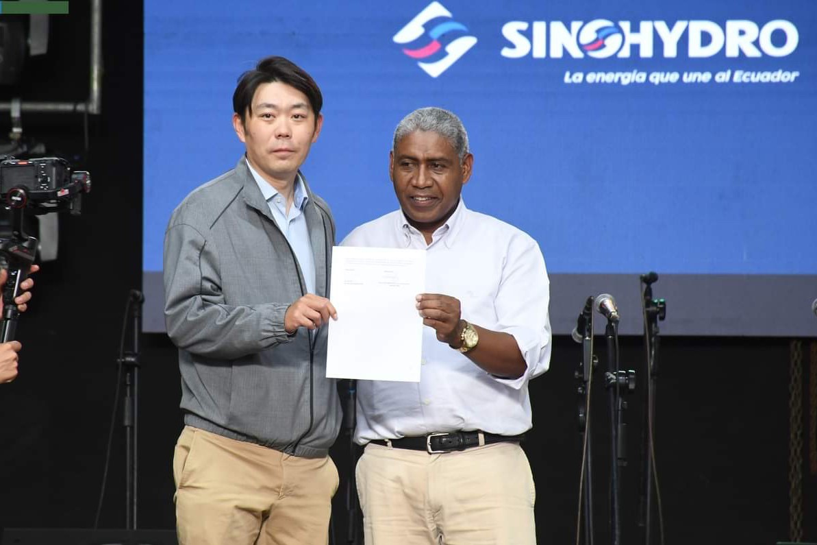 中國電建厄瓜多爾國別代表白納（左）代表中國電建向厄瓜多爾埃爾查科市康復(fù)中心捐贈(zèng)了一批康復(fù)器材，埃爾查科市市長(zhǎng)奧斯卡·德拉克魯斯·卡瓦蒂霍（右）對(duì)中國企業(yè)的善舉表示感謝。中國電建厄瓜多爾代表處供圖