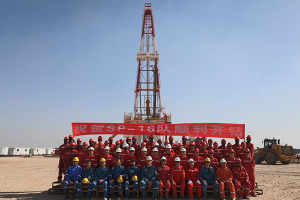12月25日，中石化國(guó)工科威特分公司SINOPEC-16隊(duì)在科威特北部油區(qū)順利開(kāi)鉆。中石化供圖