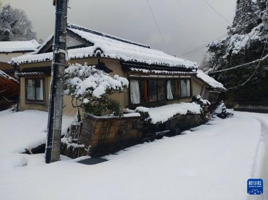 這是1月8日拍攝的日本能登半島地震災(zāi)區(qū)珠洲市的街景。