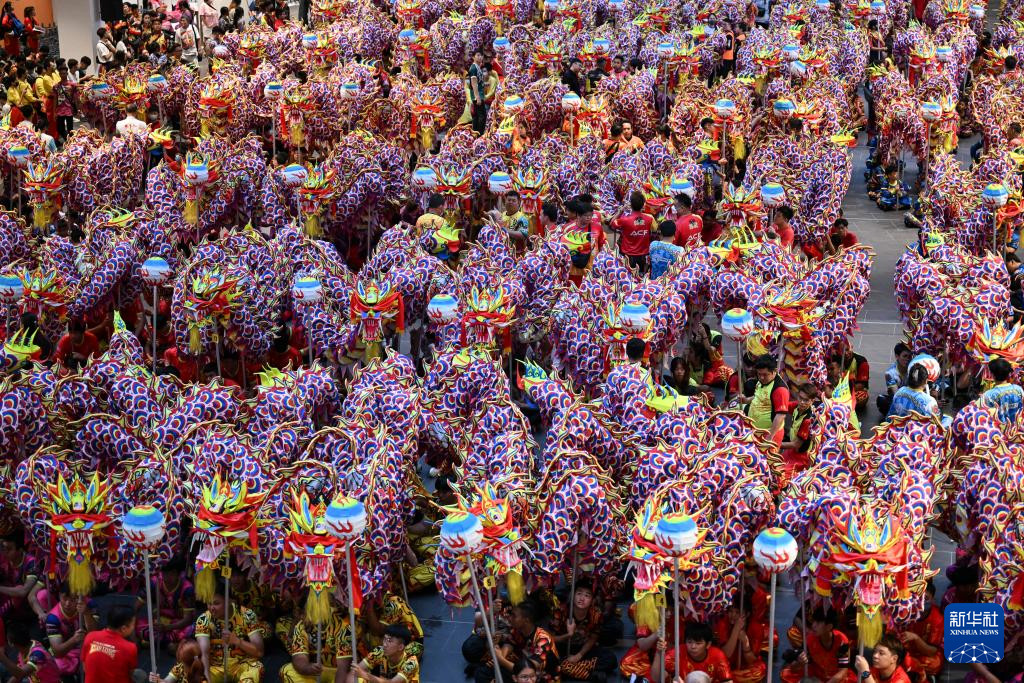 1月7日，演員們?cè)隈R來(lái)西亞雪蘭莪州巴生的一家購(gòu)物中心進(jìn)行舞龍表演。新華社記者 程一恒 攝