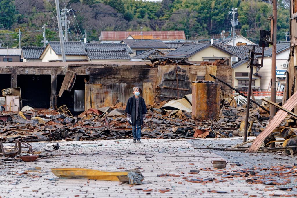 1月4日，一名市民查看日本石川縣輪島市“輪島早市”廢墟。新華社記者張笑宇攝