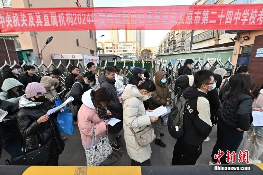 2023年11月26日，山西省太原市，考生步入考場。當(dāng)日，中央機關(guān)及其直屬機構(gòu)2024年度考試錄用公務(wù)員公共科目筆試開考。<a target='_blank' href='/'><p  align=