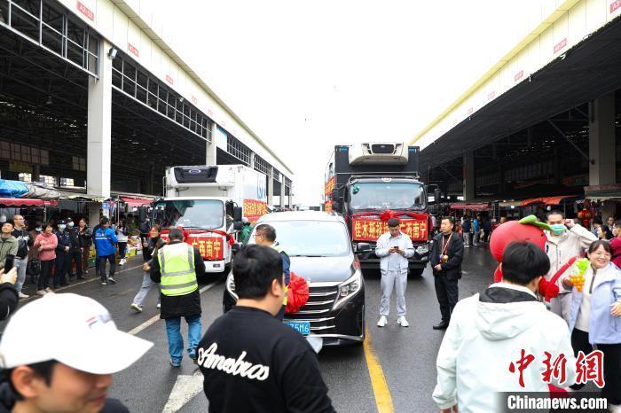 運載蔓越莓車隊前，不少民眾正在圍觀打卡。 王偉臣 攝