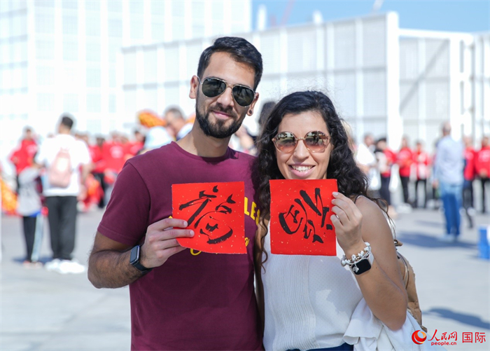 游客展示“福”字。人民網(wǎng) 塔里克·易卜拉欣攝