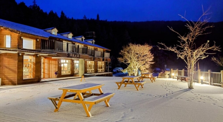 位在宜蘭縣內(nèi)的太平山森林游樂區(qū)23日凌晨開始下雪，園區(qū)翠峰山屋前一片雪白。圖片來源：臺(tái)灣“中央社”。
