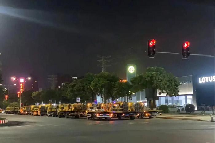 有多輛拖車出現(xiàn)在東莞寮步汽車城門口。視頻截圖