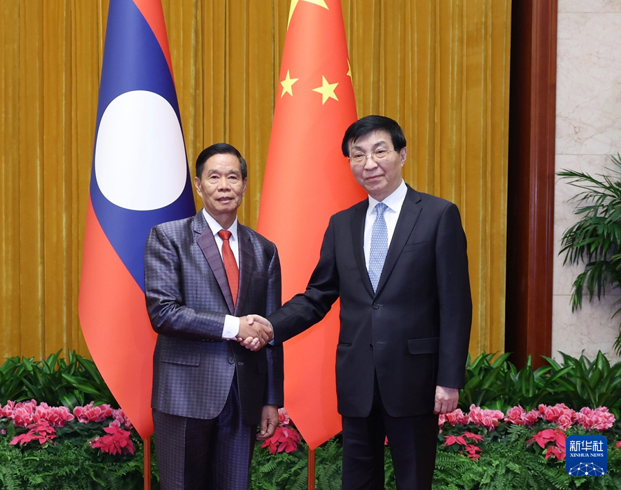 1月22日，中共中央政治局常委、全國(guó)政協(xié)主席王滬寧在北京會(huì)見老撾人民革命黨中央政治局委員、建國(guó)陣線中央委員會(huì)主席辛拉馮。新華社記者 王曄 攝