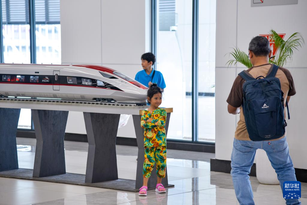 1月24日，在印度尼西亞雅加達(dá)哈利姆站候車大廳，一名小朋友和雅萬(wàn)高鐵高速動(dòng)車組模型合影。新華社記者 徐欽 攝