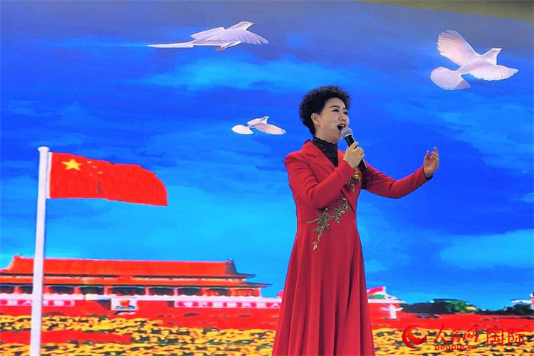 女高音歌唱家、國家一級演員江如虹演唱《我愛你中國》。人民網(wǎng)記者 于宏建攝