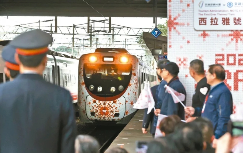 圖為彩繪列車“SIRAYA西拉雅號”。圖片來源：臺(tái)灣《聯(lián)合報(bào)》侯永全攝