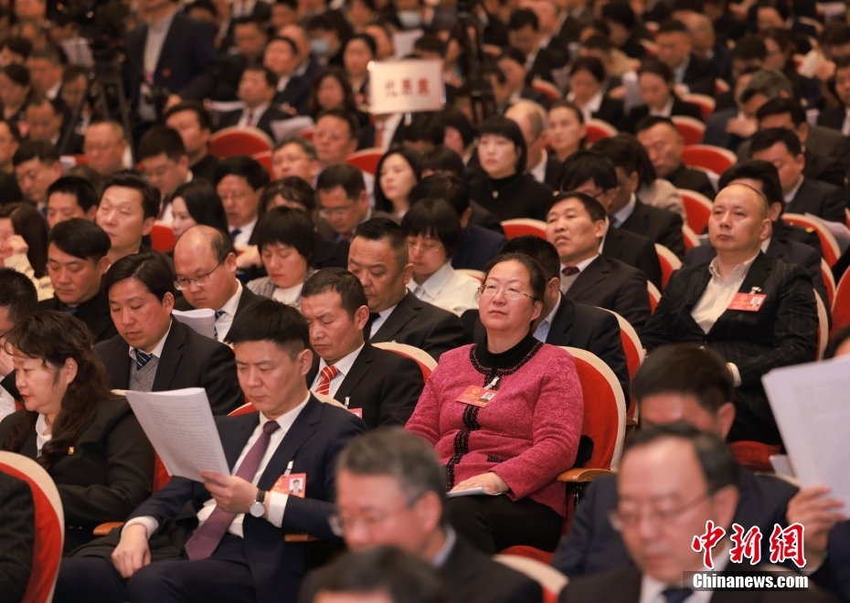 1月23日，安徽省第十四屆人民代表大會第二次會議在合肥開幕。圖為代表委員認(rèn)真聽取政府工作報告。