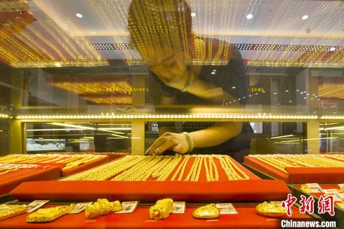 山西省太原市，一商場(chǎng)工作人員整理黃金飾品。