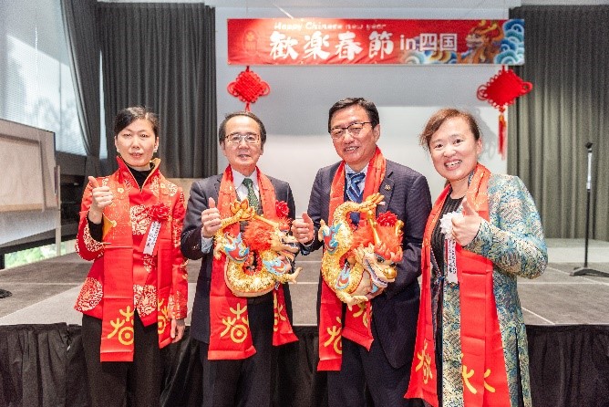 向池田知事、大西市長贈送“歡樂春節(jié)“吉祥龍。從左到右為魏有美副總領事、池田豊人知事、大西秀人市長、馬曉琛主任。中國駐大阪旅游辦事處供圖