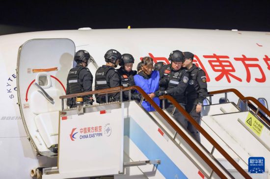 1月30日，在云南昆明長(zhǎng)水機(jī)場(chǎng)，緬北重大犯罪嫌疑人白所成被我公安機(jī)關(guān)成功押解回國(guó)。新華社記者 殷剛 攝