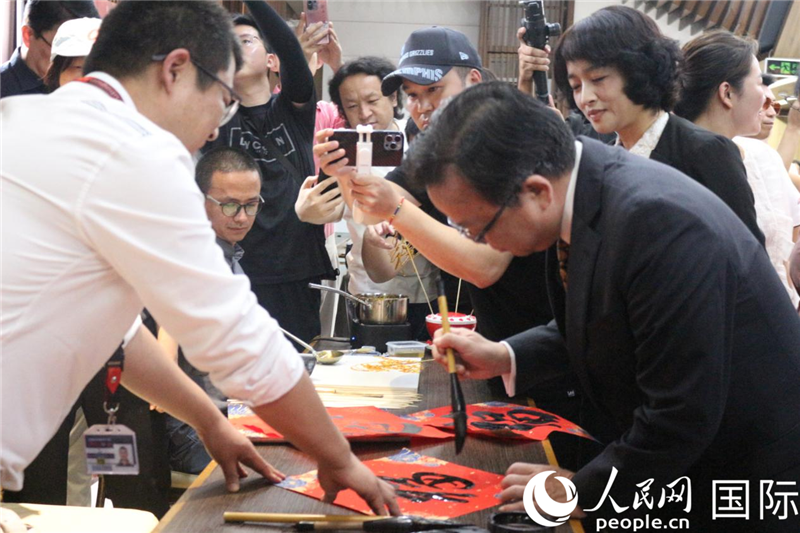 中國駐菲律賓大使黃溪連出席活動并與留菲學子共迎新春。人民網(wǎng)記者樊帆 攝