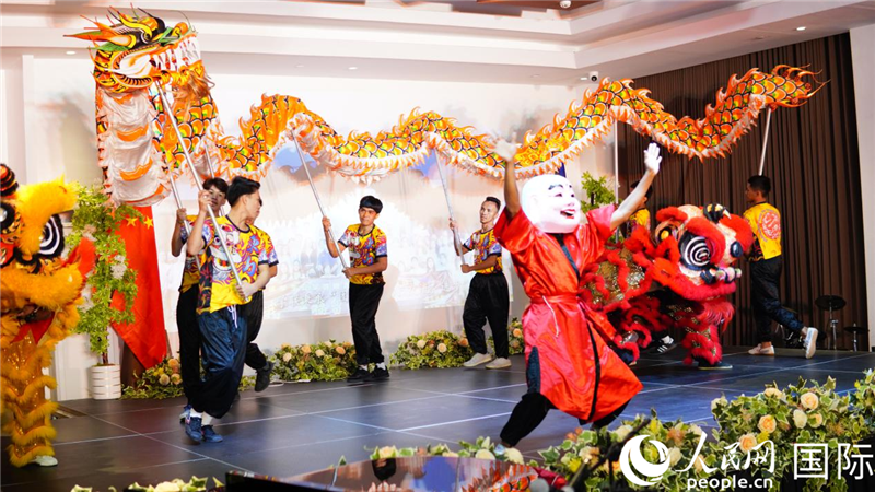 在菲留學生通過舞龍舞獅表演呈現(xiàn)中華優(yōu)秀傳統(tǒng)文化魅力。人民網(wǎng)記者樊帆 攝