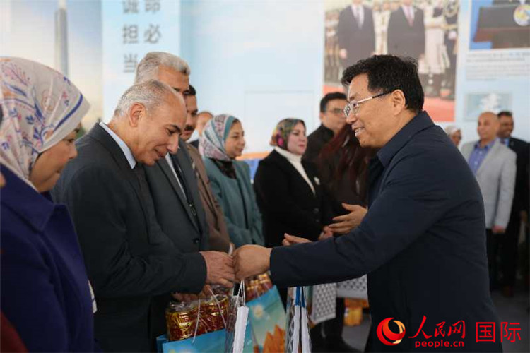 中建埃及分公司董事長(zhǎng)常偉才為埃及師生發(fā)放新年禮包。人民網(wǎng)記者 黃培昭攝