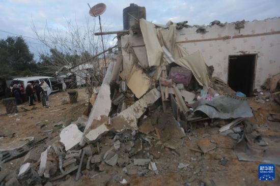 2月5日，在加沙地帶南部城市拉法，人們查看以軍空襲后的建筑廢墟。新華社發(fā)（哈立德·奧馬爾攝）