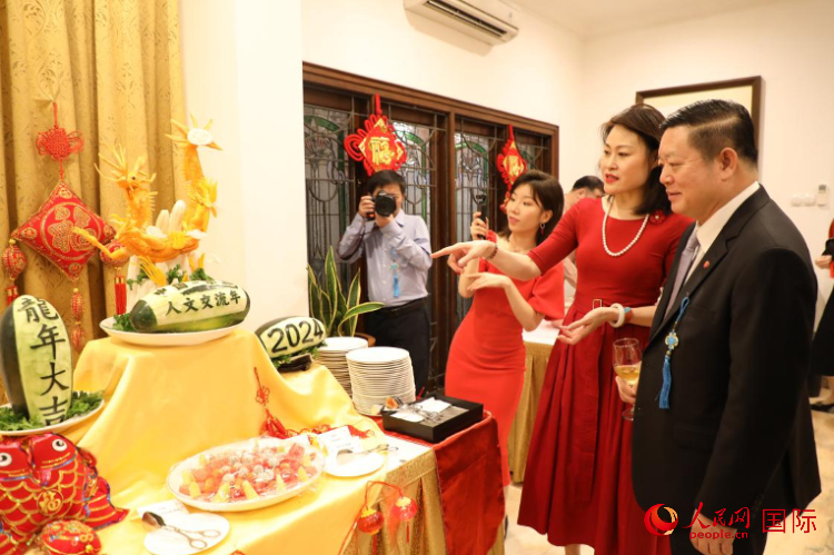 中國駐東盟大使侯艷琪（右二）同東盟秘書長高金洪（右一）欣賞食雕。人民網(wǎng)記者 曹師韻攝