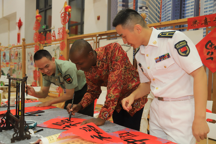 與會(huì)嘉賓體驗(yàn)中國(guó)書(shū)法創(chuàng)作。郭文成攝