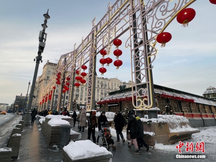 當(dāng)?shù)貢r間2月9日，中國農(nóng)歷新年慶?；顒訂觾x式在莫斯科市中心的卡梅爾格爾斯基巷舉行。圖為特維爾大街裝飾的中國大紅燈籠。<a target='_blank' href='/'><p  align=